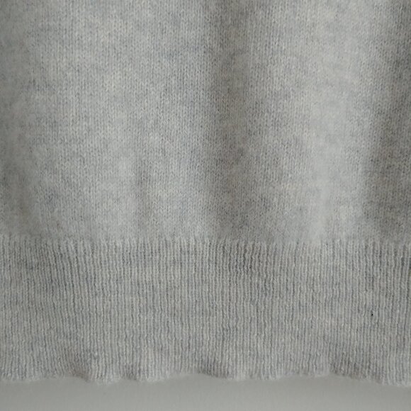 Lord + Taylor 100% cashmere light grey crewneck sweater top Medium Petite - Picture 9 of 15